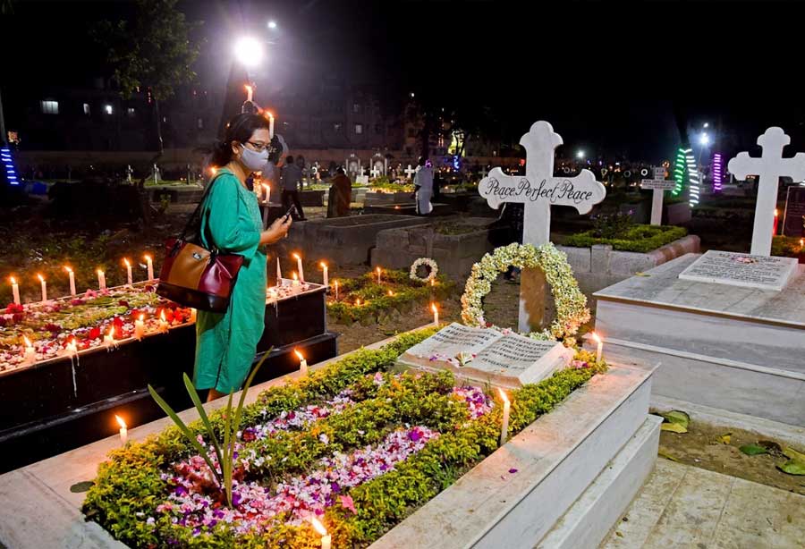 IN COMMUNION: Members of the Christian community in Kolkata pay homage to their departed loved ones on All Souls’ Day at Bhawanipore cemetery on Tuesday, November 2