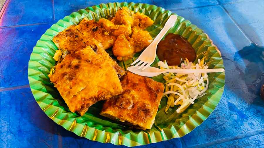 Sunday Classics: Chicken Mughlai Porota at Dakshinapan