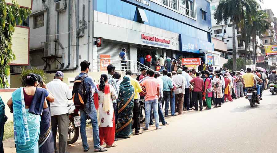 A long queue of customers outside a bank in Sakchi, Jamshedpur, after demonetisation in November 2016.
