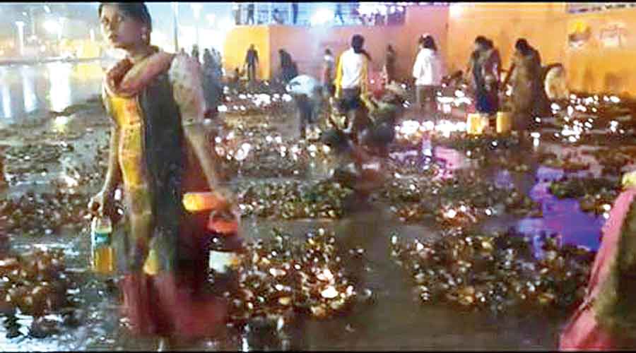 Footage shows women and children collecting mustard oil from diyas in Ayodhya on the eve of Diwali.