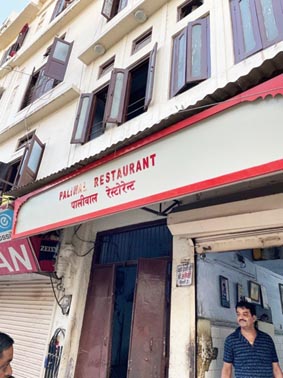 Paliwal Restaurant makes delicious hing-stuffed kachoris served with a spicy mint chutney