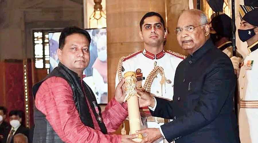 Shashadhar receives the Padma Shri from President Ram Nath Kovind on Monday
