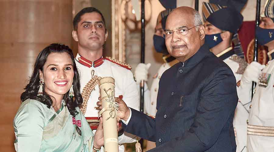 The President hands over the Padma Shri to India women hockey captain Rani Rampal.