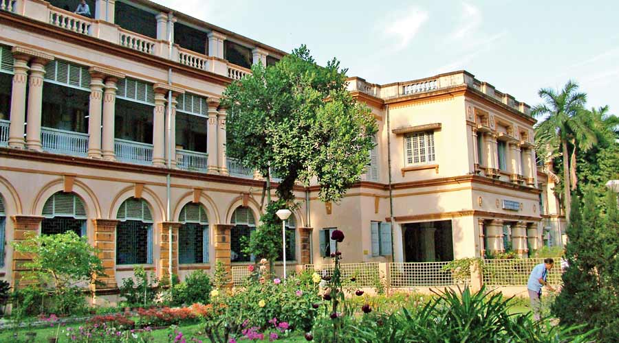 Jadavpur University dean of engineering quits after students’ protest