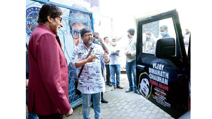 Anurag Chirimar shows Amitabh Bachchan his custom-made ode to the star on the sets of Kaun Banega Crorepati in Mumbai. 