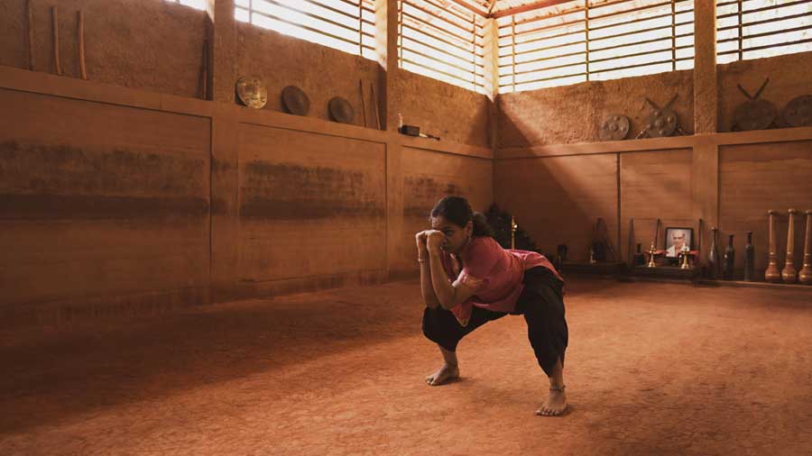 Revathi Gurukkal demonstrating the 'Gaja Vadivu'