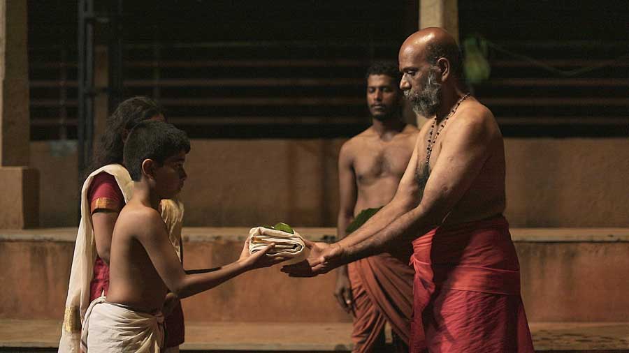 Kalaripayattu follows the guru-shishya tradition