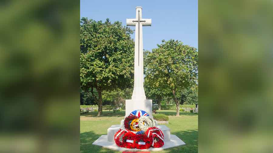 The Cross of Sacrifice at the Commonwealth War Graves Cemetery at Bhowanipore Cemetery