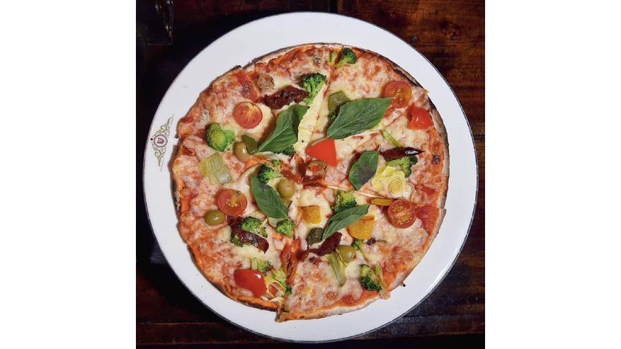 Who doesn’t love pizzas, customised to one’s own liking? Select your own toppings, and enjoy your beautiful, fresh thin crust pizza! We loved this one with broccoli, sun-dried tomatoes, basil leaves, artichoke and cherry tomatoes.