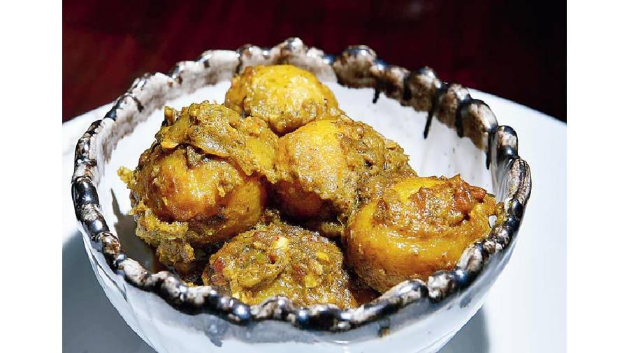 Aloo Do Piaza can be savoured with pulao or with any Indian bread of your choice with a dollop of butter.