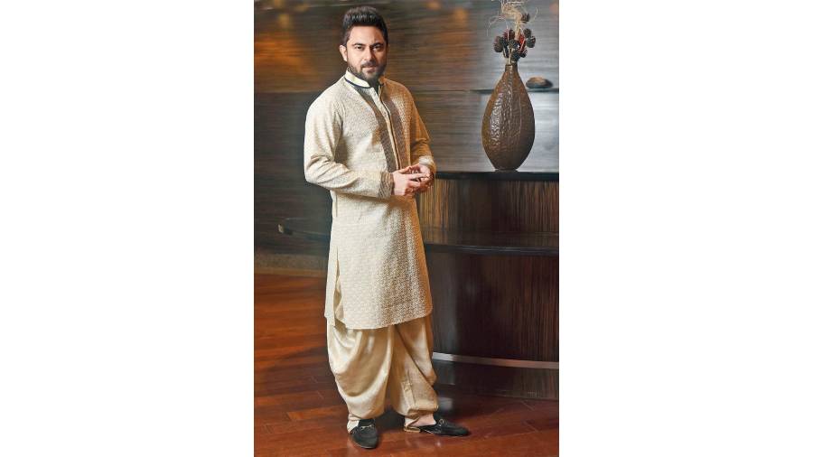 Soham channelled a suave look in this ivory and gold kurta enhanced with blue antique brocade border, paired with dull gold pre-stitched dhoti. “Ethereal ivory with antique brocade border brings out royalty in an elegant and majestic way in this kurta adorned with intricate embroidery and tonal details,” said Jyotee. 