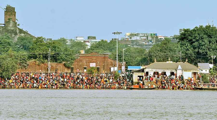 Devotees perform Chhath Puja at the Ramkrishna Ghat in Howrah on Thursday morning. 