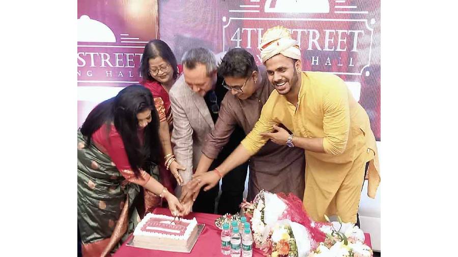 Guests Shaun Kenworthy, Mir and Manoj Tiwary cut a cake at the inauguration of the restaurant along with the two partners Reema Basu and Bipasha Majumdar