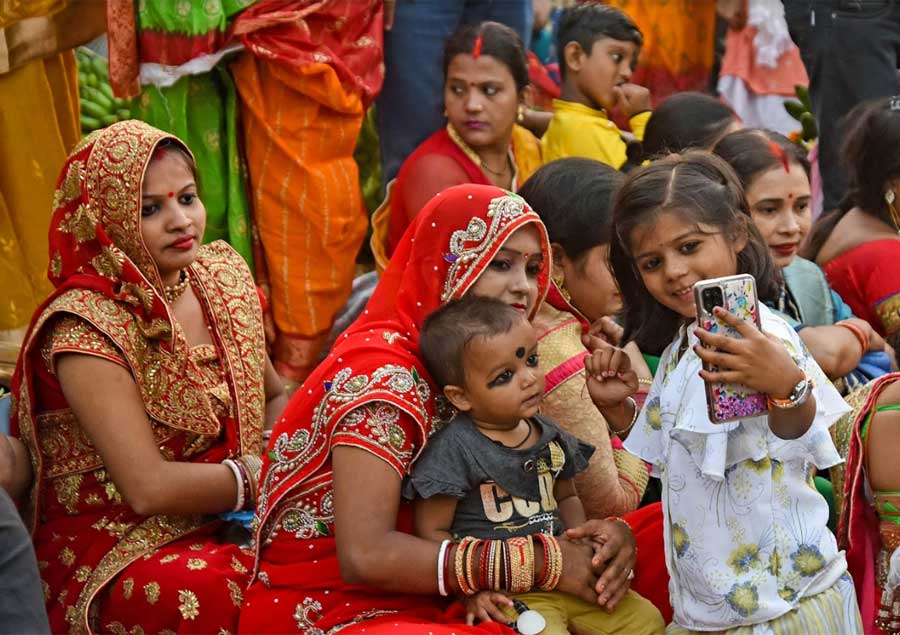 FESTIVE SELFIE: A child takes a selfie with his loved ones while waiting for the Chhath Puja rituals on Pehli Arghya near a ghat on the river Hooghly in Kolkata, Wednesday, November 10