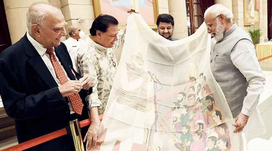 Weaver Biren Basak gifts the “unity in diversity” sari to Modi.
