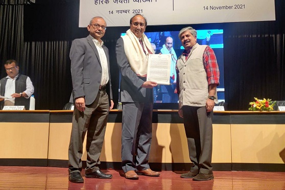 Vallabh Sambamurthy, dean of Wisconsin School of Business and an IIM Calcutta alumnus of the 18th batch, received the second Distinguished Alumnus Award. 