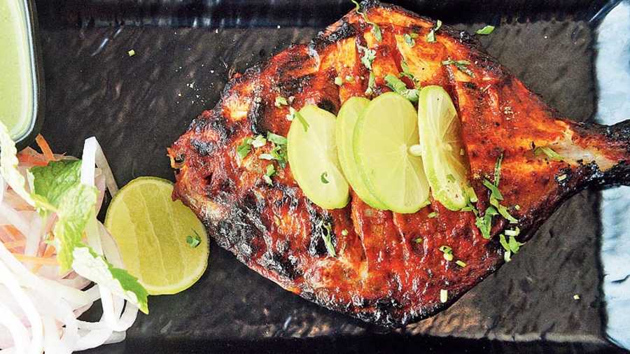 Tandoori Pomfret: Bengalis definitely love their fish and a tandoori twist to it is the perfect addition. The spice rub on the soft fish has the right formula of blends. Rs 350