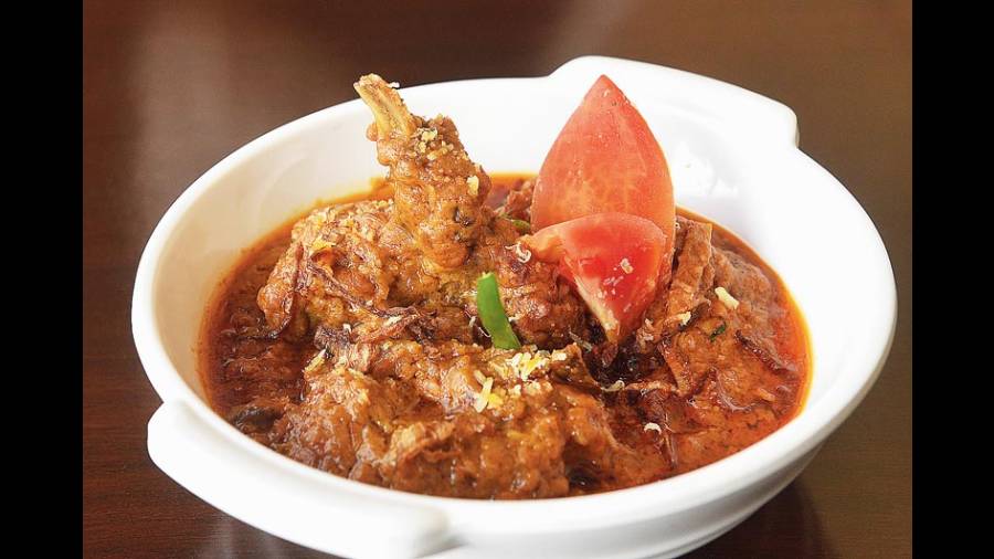 Handi Mutton Lazeez: This spicy dish cooked in a tomato and onion gravy has rich flavours and the meat is succulent and well cooked. Relish it with their Gunpowder Naan. Rs 365