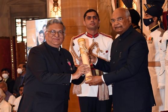 Sudhir Kumar Jain receives the award from President Ram Nath Kovind. 