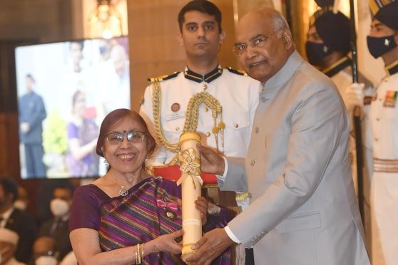 Usha Yadav receives the award from President Ram Nath Kovind.