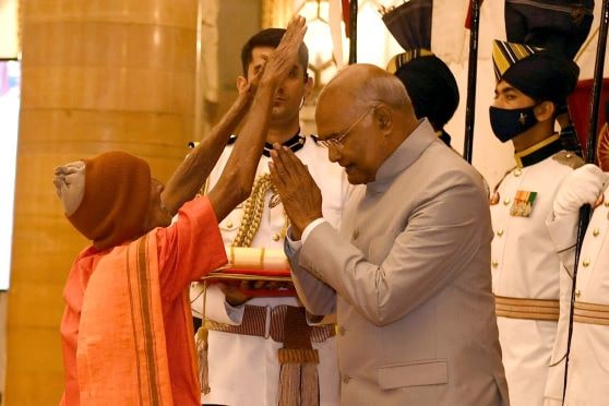 Nanda Prusty receives the award from President Ram Nath Kovind.