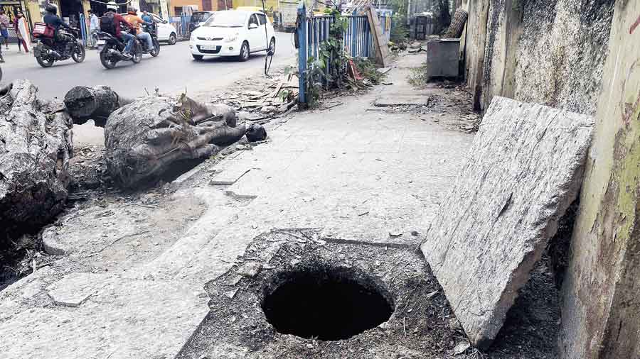 The manhole in Dum Dum that Ranjan Saha had fallen into on Friday night