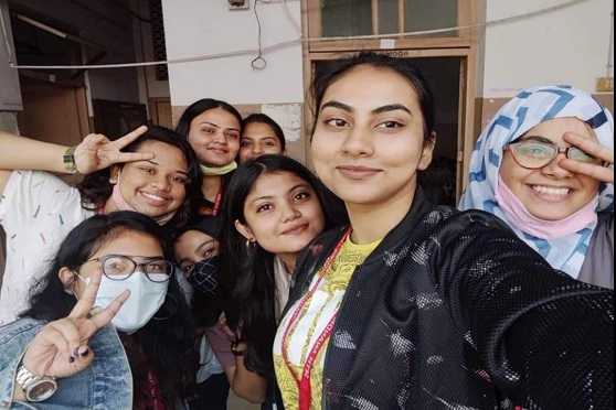All smiles and happy to finally attend college in person, this gang of students from Seth Anandaram Jaipuria College takes a groupfie after class. 