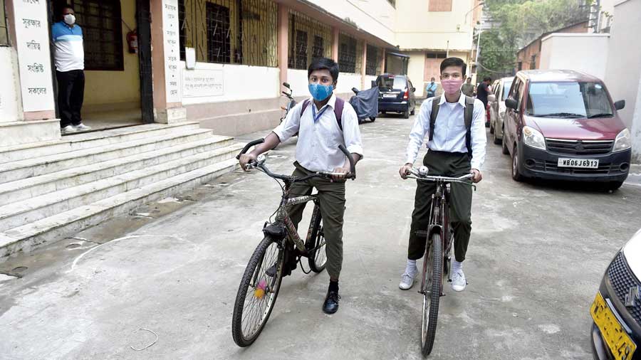  Arpan Dey and (right) Krishnendu Mondal at Sanskrit Collegiate School on Tuesday.