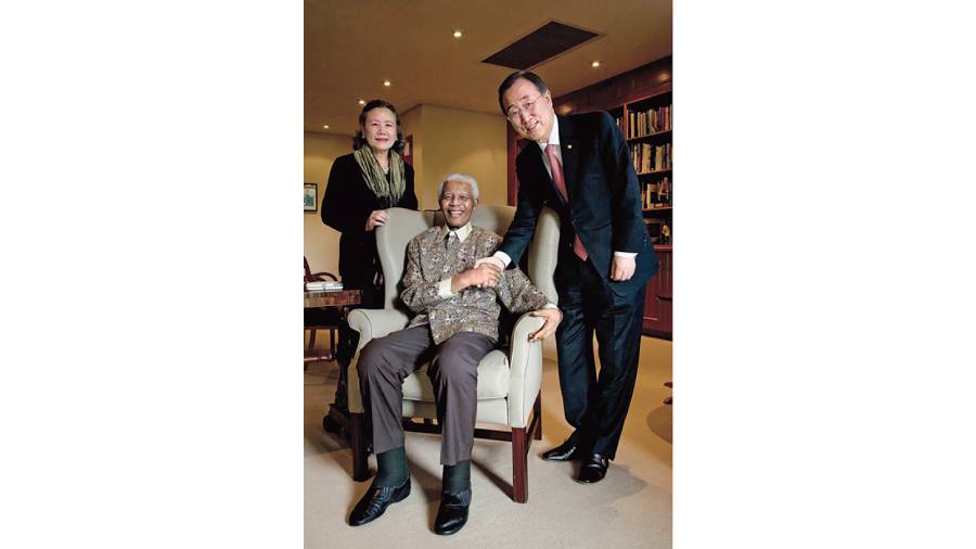 February 24, 2009: Ban Ki-moon visits Nelson Mandela at the latter’s home in Pretoria