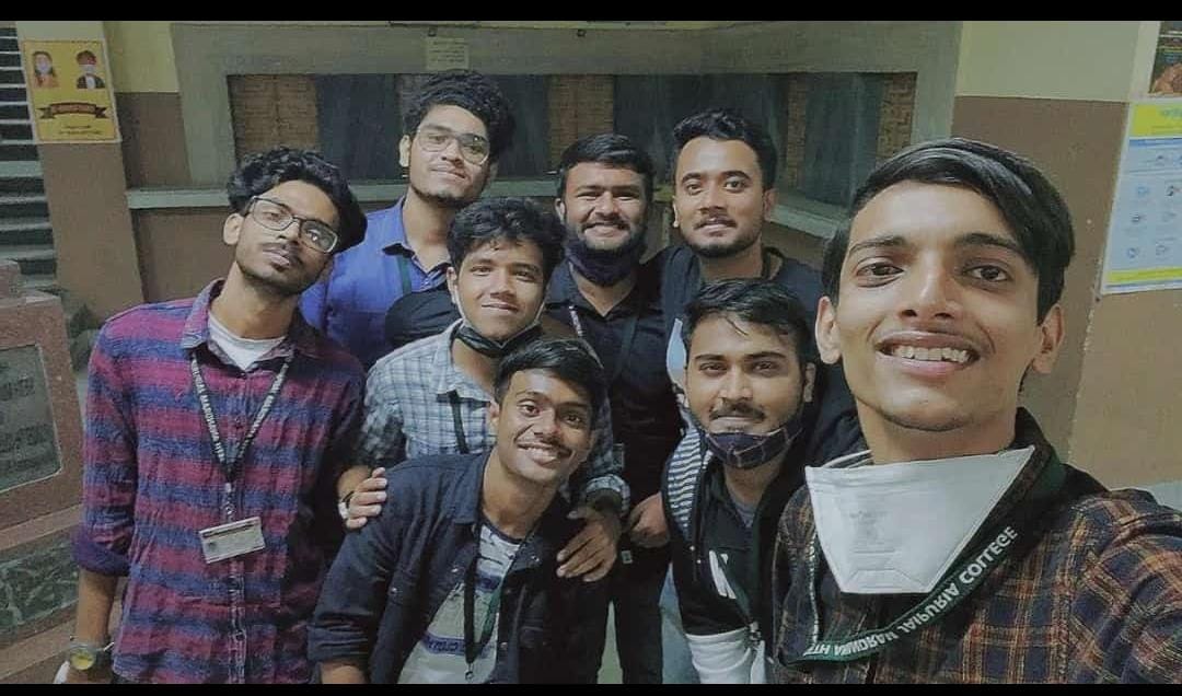 This gang of BCom students from Seth Anandram Jaipuria College clicked a groupfie in between two classes.