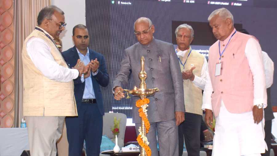 Governor inaugurating the CSIR-CIMFR Platinum Jubilee Valedictory Function at CSIR-CIMFR auditorium in Dhanbad on Wednesday. 