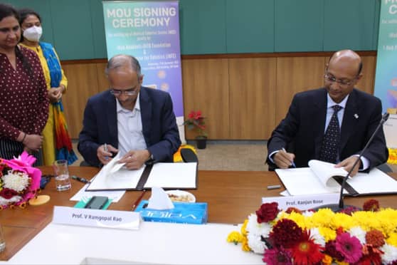 IIIT Delhi director Ranjan Bose and IIT Delhi director V. Ramgopal Rao sign the MoU.