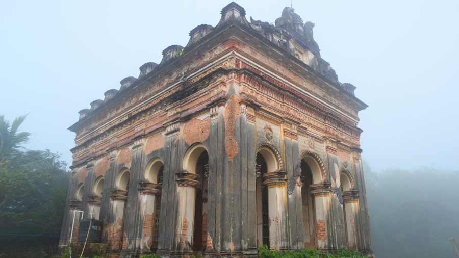 The flat-roofed Shadabhuja Gouranga temple at Panchrol Bazar