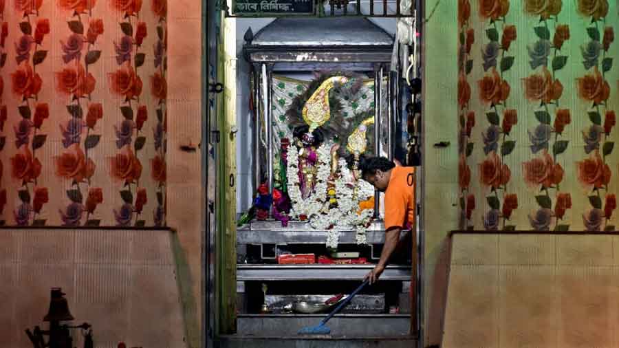 The Krishna and Radha idols inside the temple