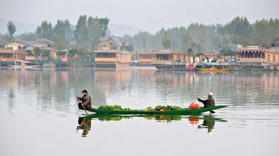 Floating vegetable vendors on the Dal Lake
