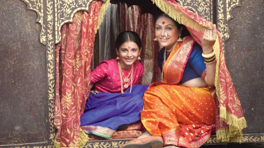 Aarohi Patel as a young Kashi all set to alight from the palanquin with her screen mother Bhawani Bai, played by Hetal Yadav
