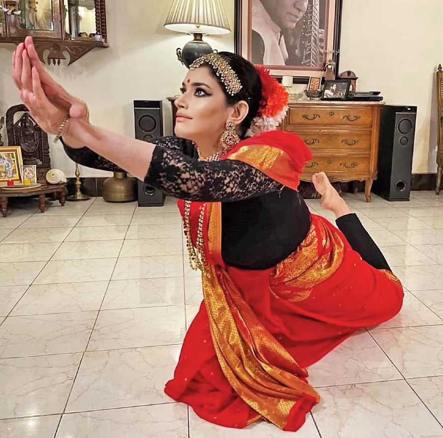 Sohini RoychowdhSohinimoksha dance troupeury