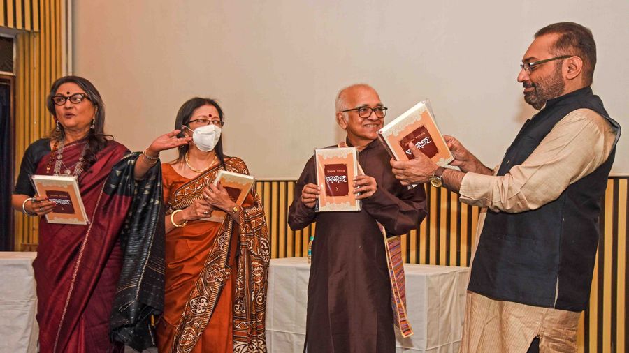 (L-R) Aparna Sen, Anuradha Lahiri, Samik Bandyopadhyay and Anindya Chatterjee unveiling the book