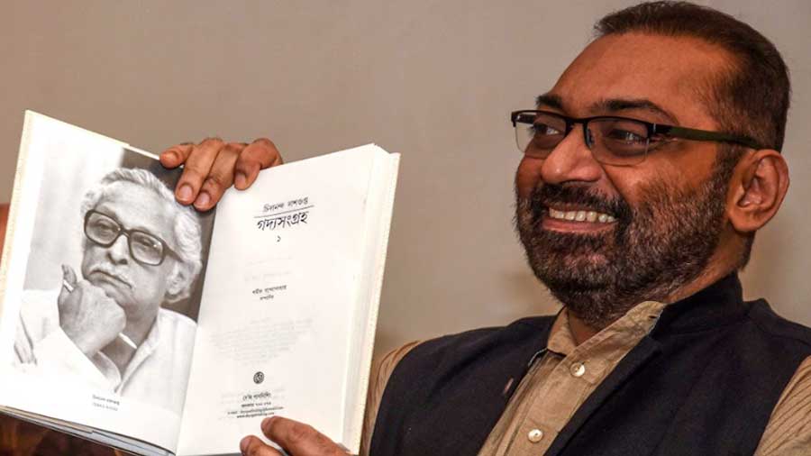 Anindya Chatterjee unveiling first volume of collected writings in Bengali by Chidananda Dasgupta