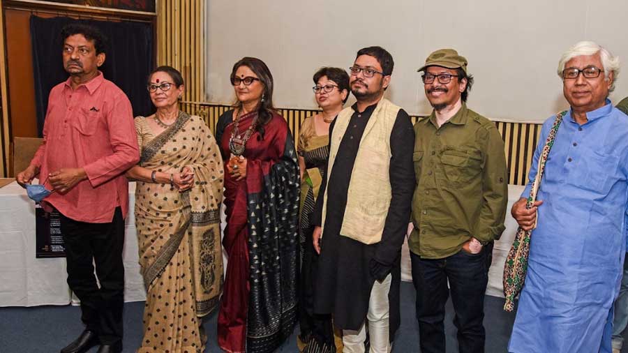 (l-R) Goutam Ghose, Sohag Sen and Aparna Sen with the award winners Sarmistha Maiti, Rajdeep Paul, Supriyo Sen and Vidyarthy Chatterjee