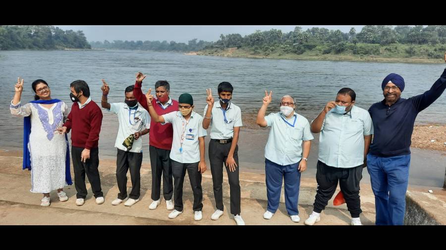 Avtar Singh with his special students on the river bank in Jamshedpur. 