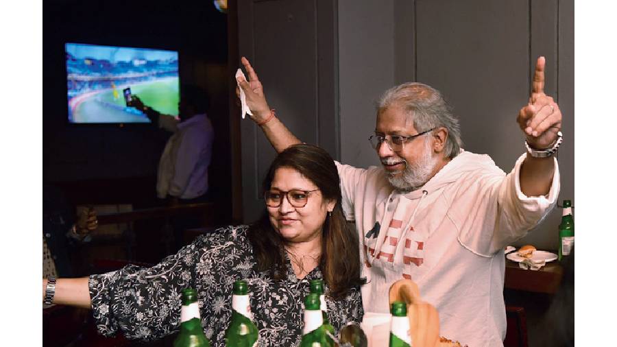The first few people on the dance floor had to be Paloma’s family, Saswati, Joy and Kumarjeet Majumder. “The gig was like freedom from the long pandemic fear psychosis through good music, excellent venue and super combo offers,” said Joy.