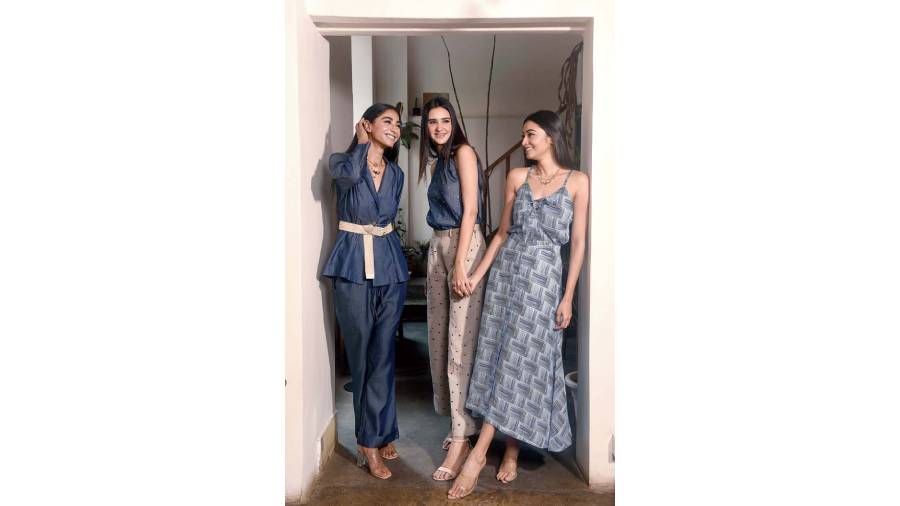 (L-R) Priti, Jessica and Diti make for a fresh frame in Sneha’s ‘Better Together’. While Priti sports a denim-on-denim pantsuit, Diti is in a linen skirt set, a great day look. Jessica looks cute in her cotton “positive-negative” print coords. Minimal make-up and a hint of accessories runs like a leitmotif in the looks.