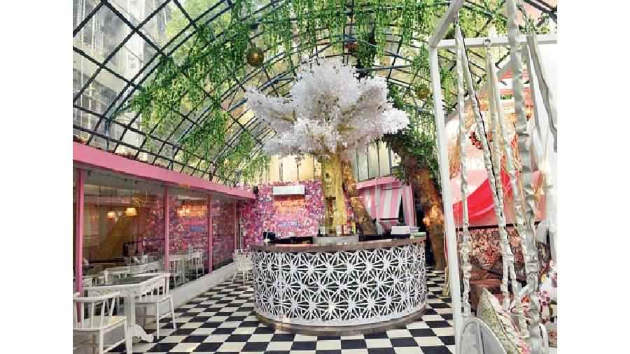 The atrium which can seat 30 has a transparent glass roof that has sunlight streaming in. The place is decked up pretty with real and faux floral and plant decor. The seating arrangement has seats for four and two, a private dining area for groups and a swing set-up too for kids as well as adults.