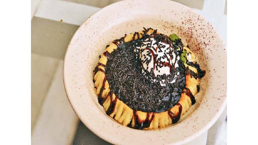 Mud Pie with ice cream: The classic dessert has a crust of flour and butter, topped with chocolate sauce, chocolate dust and vanilla ice cream. Rs 199