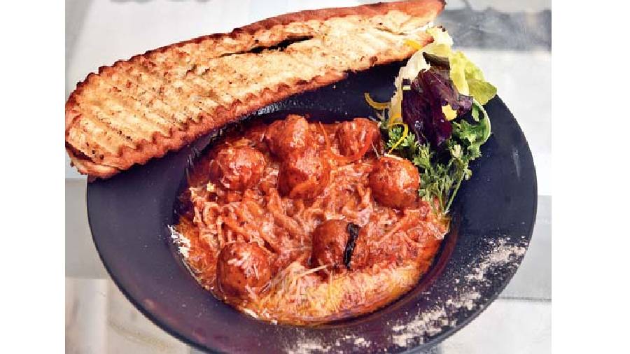 Chicken meat ball with spaghetti and makhani gravy: Minced chicken is deep-fried into meat balls and cooked in a creamy and sweet Indian makhani gravy, served with spaghetti and garlic bread. Rs 319