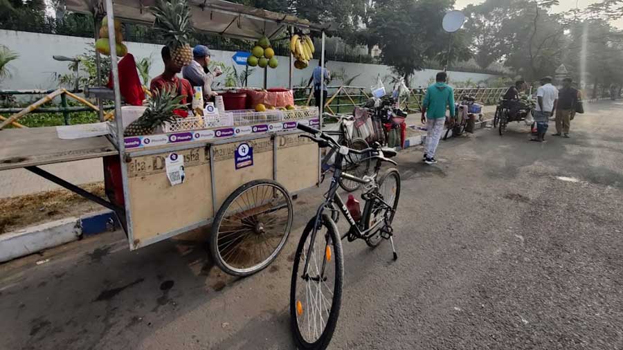 There are stalls selling juice, ‘daab’, tea and fruits outside Tata Medical Center