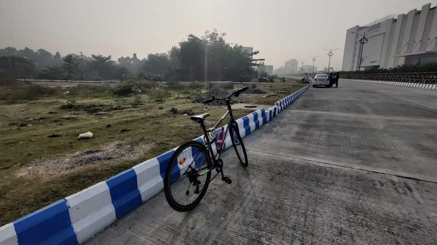 Cycling the route between Tata Medical and Uniworld City feels like being far removed from a big city