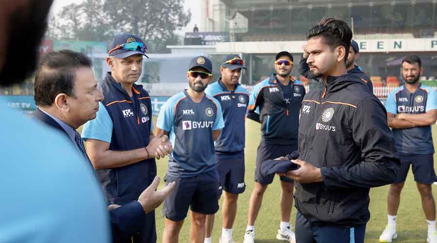 Rahul-dravid - Shreyas Iyer Receives Test Cap From Sunil Gavaskar As ...