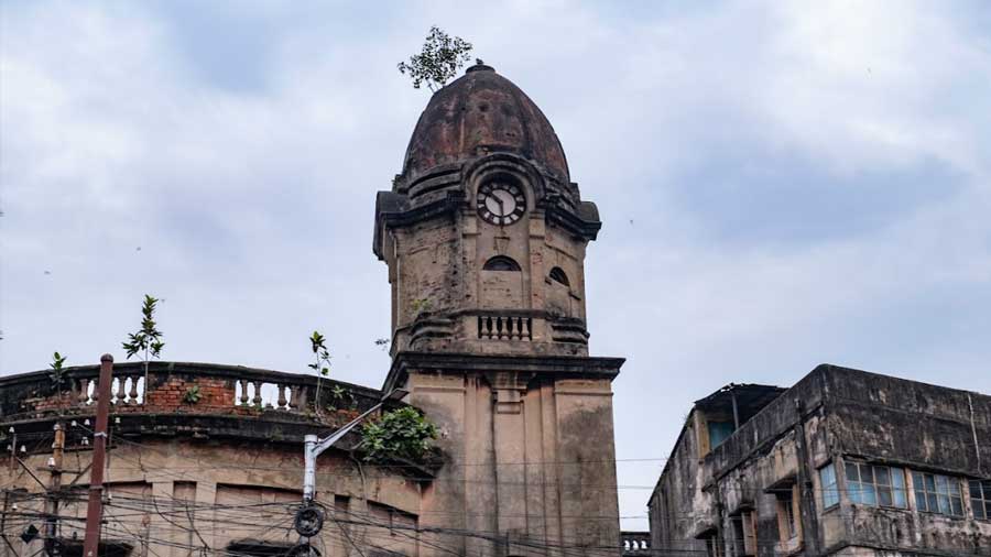 This old clock tower in Shyambazar has become an everyday witness of the commonplace and the unusual 